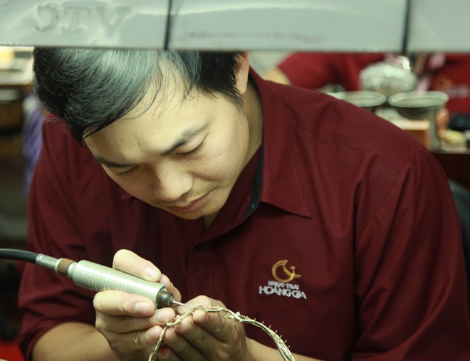 Khám phá quy trình chế tác vương miện Hoa hậu Việt Nam 2014 - ảnh 7
