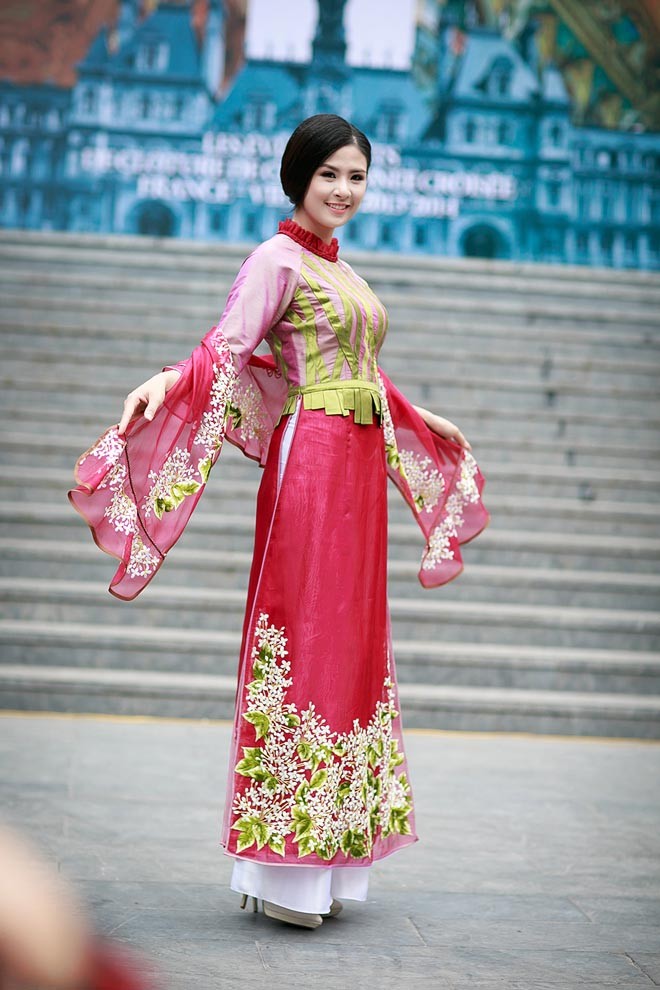 Hoa hậu Ngọc Hân lộng lẫy với áo dài thổ cẩm - ảnh 8
