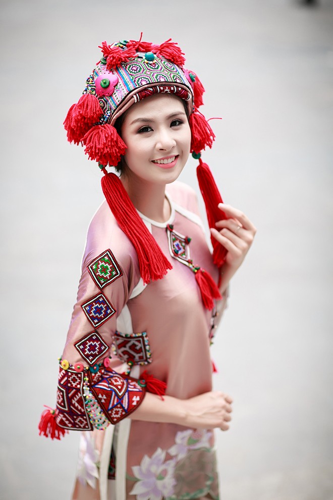 Hoa hậu Ngọc Hân lộng lẫy với áo dài thổ cẩm - ảnh 3