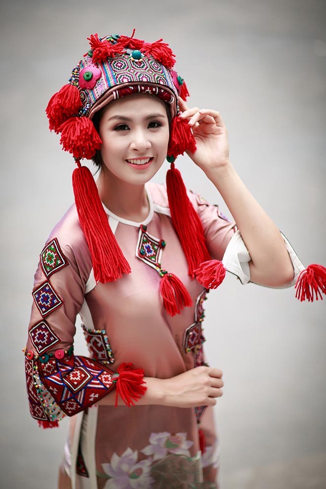 Hoa hậu Ngọc Hân lộng lẫy với áo dài thổ cẩm - ảnh 1