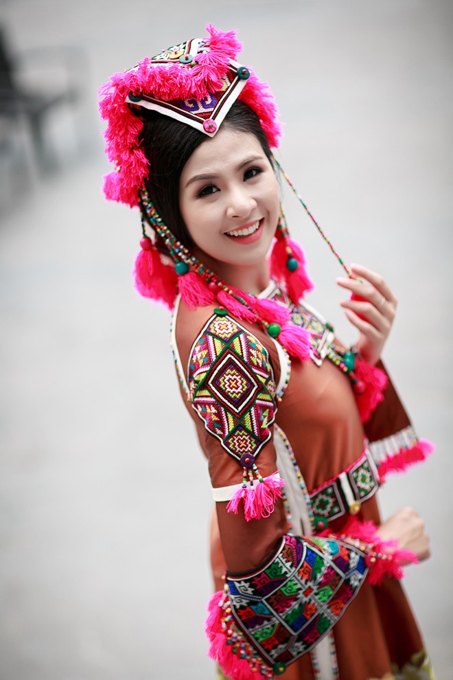 Hoa hậu Ngọc Hân lộng lẫy với áo dài thổ cẩm - ảnh 4