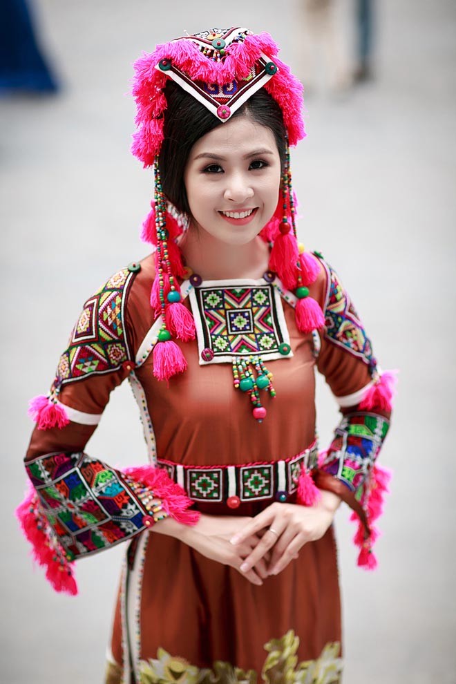Hoa hậu Ngọc Hân lộng lẫy với áo dài thổ cẩm - ảnh 2