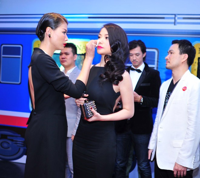 Trương Ngọc Ánh lưng trần sexy giữa trời mưa rét Hà Nội - ảnh 7
