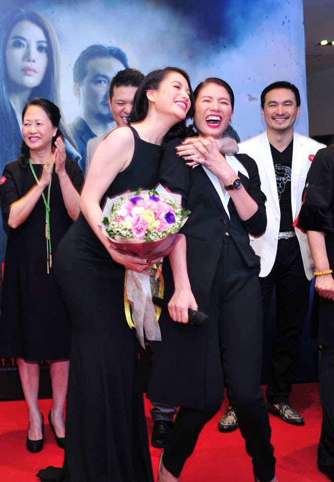 Trương Ngọc Ánh lưng trần sexy giữa trời mưa rét Hà Nội - ảnh 6