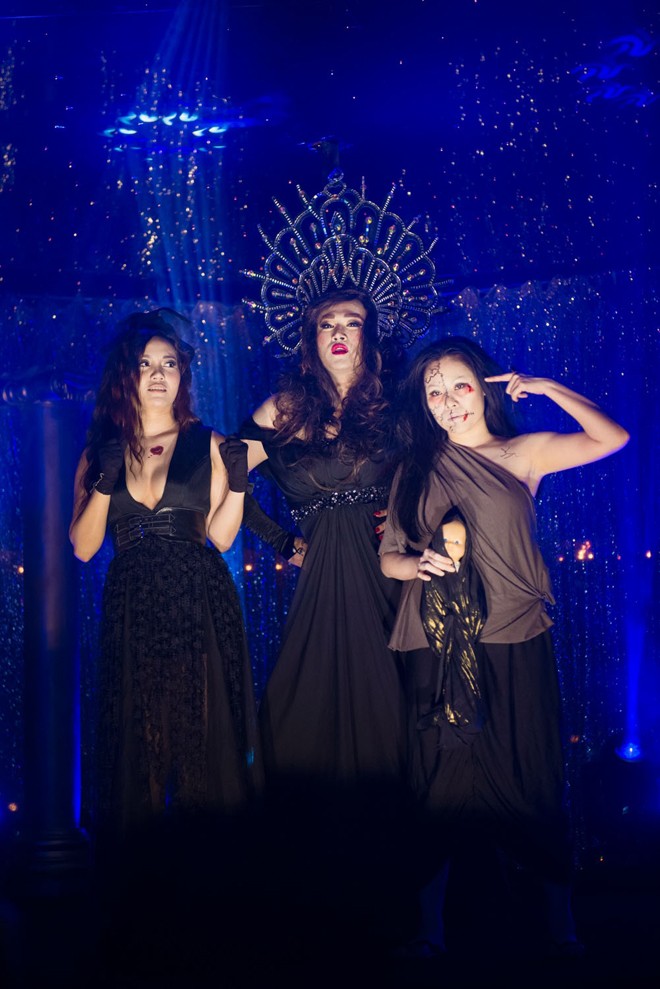 Minh Quân giả gái, Ngọc Khuê hóa ma nữ dự tiệc Halloween - ảnh 1