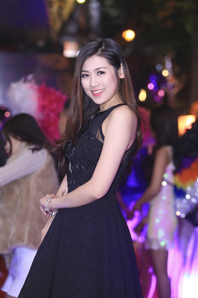 Á hậu Tú Anh xinh đẹp mừng MC Thái Dũng làm ông chủ - ảnh 2