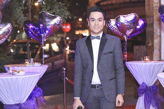 Á hậu Tú Anh xinh đẹp mừng MC Thái Dũng làm ông chủ - ảnh 1