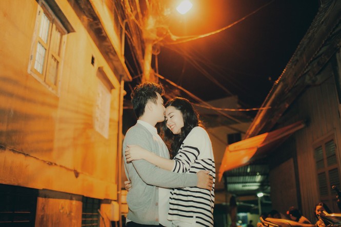 Lê Khánh và chồng sắp cưới tình tứ dạo phố đêm Đà Lạt - ảnh 5