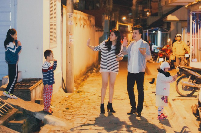 Lê Khánh và chồng sắp cưới tình tứ dạo phố đêm Đà Lạt - ảnh 3