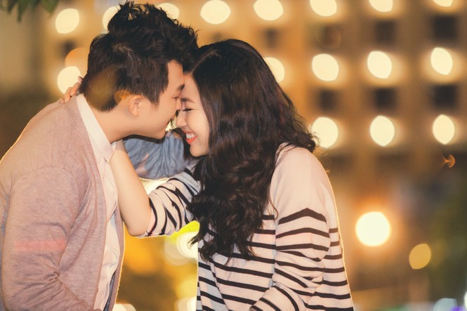 Lê Khánh và chồng sắp cưới tình tứ dạo phố đêm Đà Lạt - ảnh 6