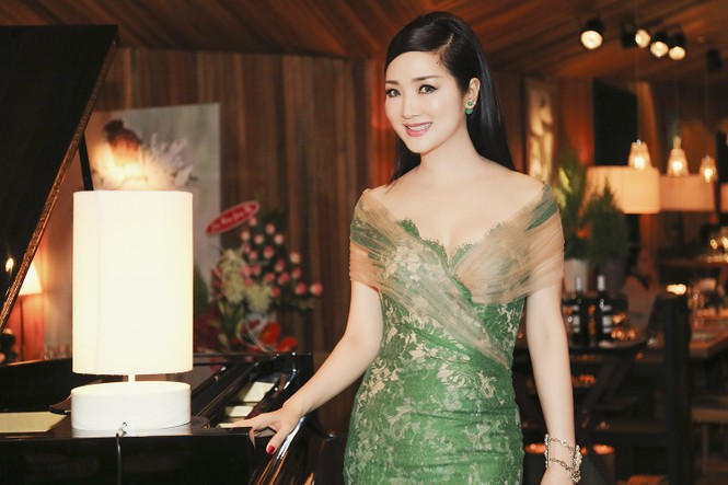 Người đẹp tuổi tứ tuần đọ vẻ gợi cảm trong tiệc Giáng sinh - ảnh 3