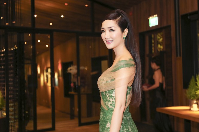 Người đẹp tuổi tứ tuần đọ vẻ gợi cảm trong tiệc Giáng sinh - ảnh 5
