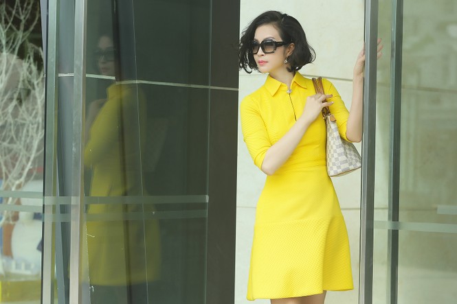MC Thanh Mai diện váy vàng rực, sành điệu xuống phố - ảnh 1