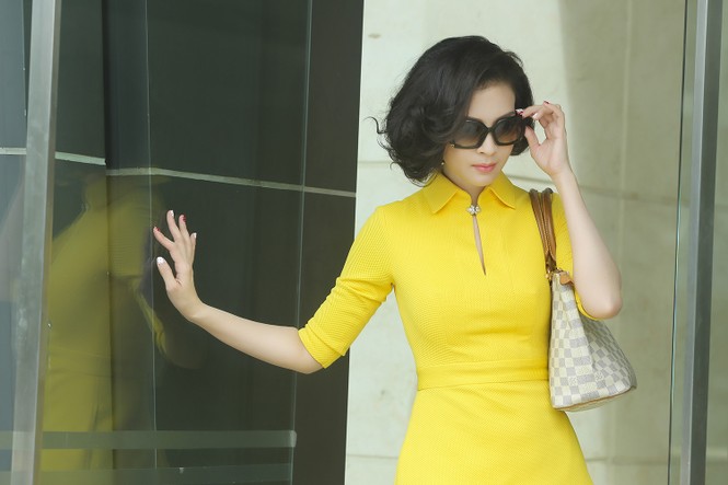 MC Thanh Mai diện váy vàng rực, sành điệu xuống phố - ảnh 2