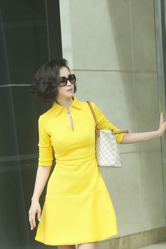 MC Thanh Mai diện váy vàng rực, sành điệu xuống phố - ảnh 3
