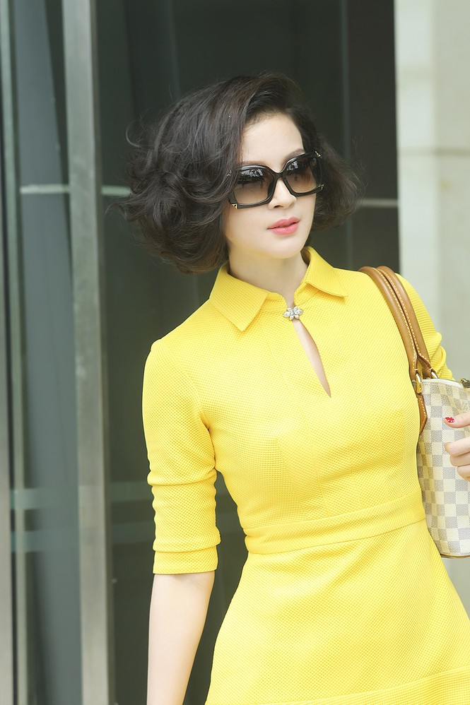 MC Thanh Mai diện váy vàng rực, sành điệu xuống phố - ảnh 4
