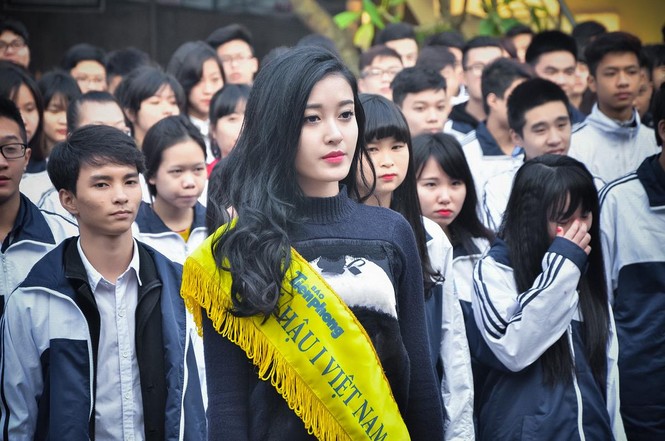 Á hậu Huyền My giản dị về trường cũ trao học bổng - ảnh 5