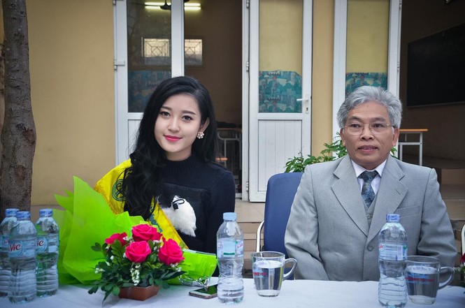 Á hậu Huyền My giản dị về trường cũ trao học bổng - ảnh 3
