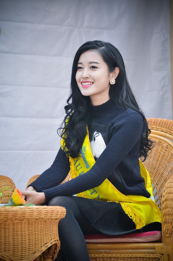 Á hậu Huyền My giản dị về trường cũ trao học bổng - ảnh 7
