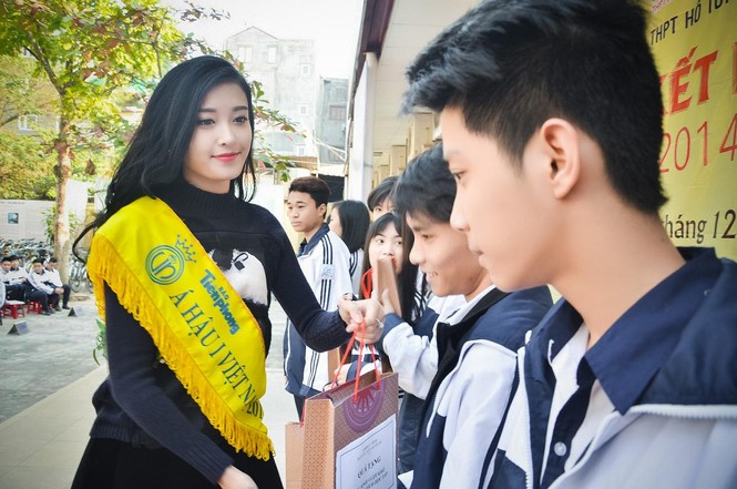 Á hậu Huyền My giản dị về trường cũ trao học bổng - ảnh 10