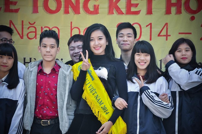 Á hậu Huyền My giản dị về trường cũ trao học bổng - ảnh 9