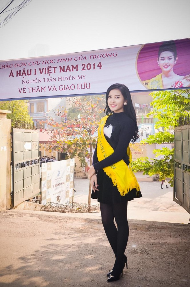 Á hậu Huyền My giản dị về trường cũ trao học bổng - ảnh 1