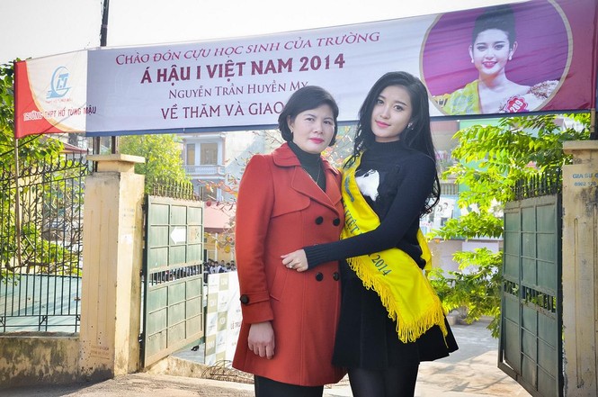 Á hậu Huyền My giản dị về trường cũ trao học bổng - ảnh 2