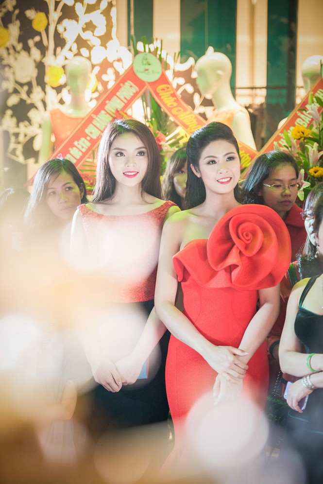 Kỳ Duyên, Ngọc Hân đọ sắc với váy đỏ rực rỡ - ảnh 12