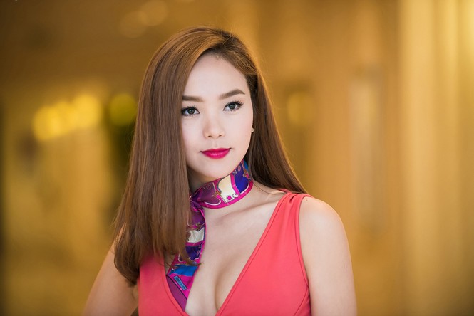 Minh Hằng khoe khéo vòng một sexy với váy hồng rực - ảnh 9