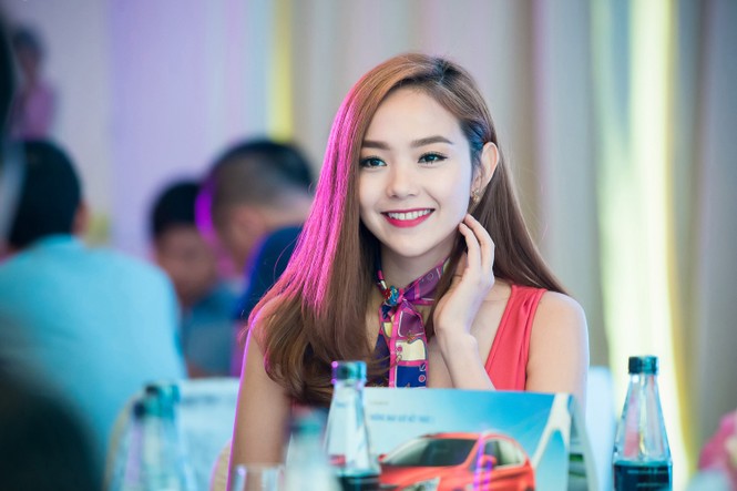 Minh Hằng khoe khéo vòng một sexy với váy hồng rực - ảnh 10