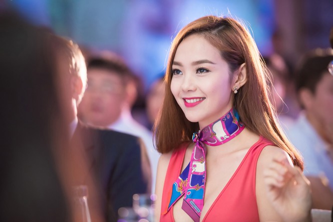 Minh Hằng khoe khéo vòng một sexy với váy hồng rực - ảnh 11