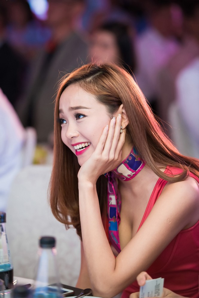 Minh Hằng khoe khéo vòng một sexy với váy hồng rực - ảnh 12