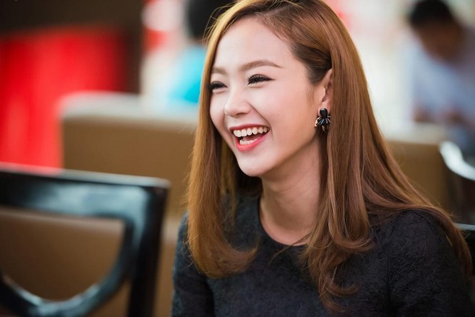 Minh Hằng suýt bật khóc giữa 'vòng vây' người hâm mộ - ảnh 10