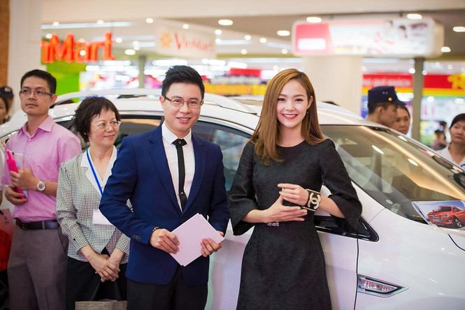 Minh Hằng suýt bật khóc giữa 'vòng vây' người hâm mộ - ảnh 3