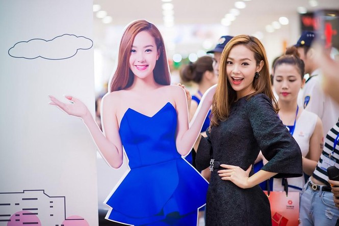 Minh Hằng suýt bật khóc giữa 'vòng vây' người hâm mộ - ảnh 4
