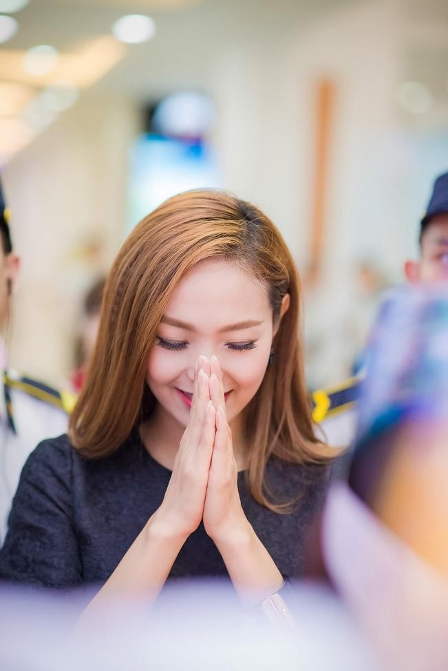 Minh Hằng suýt bật khóc giữa 'vòng vây' người hâm mộ - ảnh 7