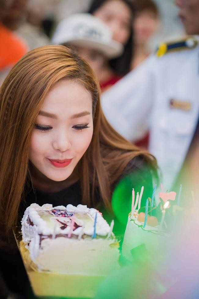 Minh Hằng suýt bật khóc giữa 'vòng vây' người hâm mộ - ảnh 8