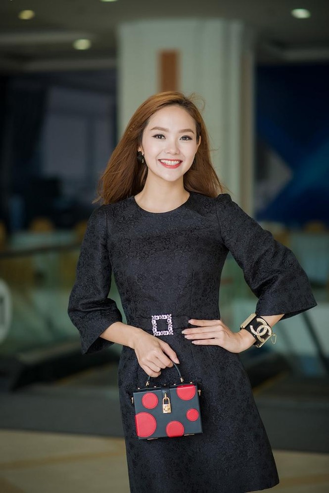 Minh Hằng suýt bật khóc giữa 'vòng vây' người hâm mộ - ảnh 1