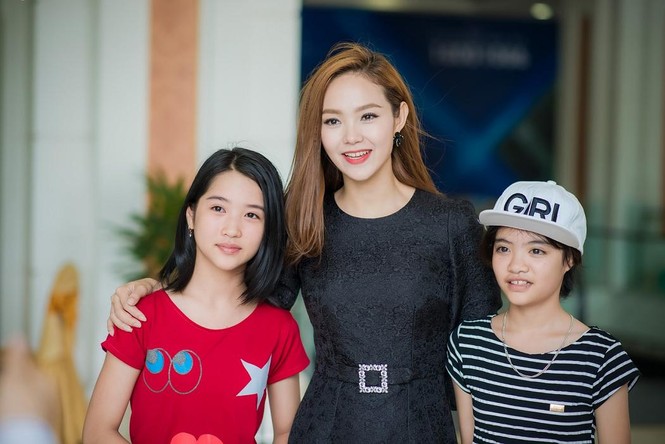 Minh Hằng suýt bật khóc giữa 'vòng vây' người hâm mộ - ảnh 9