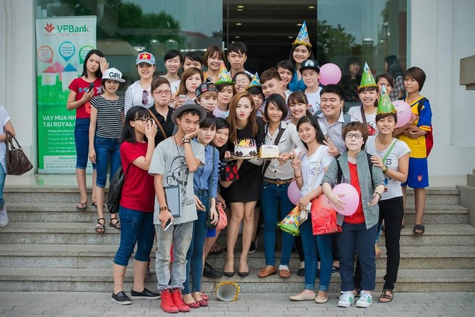 Minh Hằng suýt bật khóc giữa 'vòng vây' người hâm mộ - ảnh 11