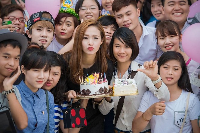 Minh Hằng suýt bật khóc giữa 'vòng vây' người hâm mộ - ảnh 12