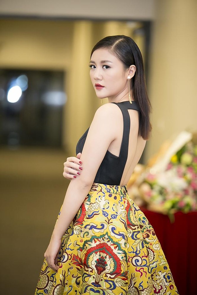 Dương Hoàng Yến bối rối khi được bạn trai hôn ở hậu trường - ảnh 7
