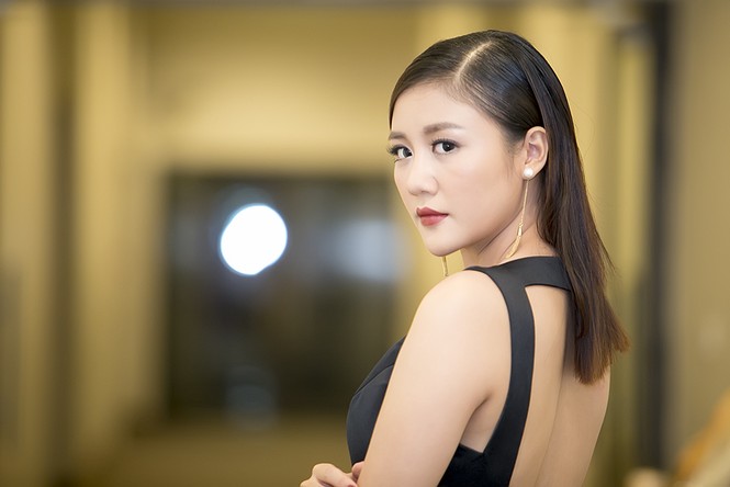 Dương Hoàng Yến bối rối khi được bạn trai hôn ở hậu trường - ảnh 8