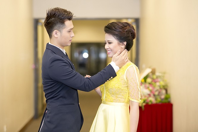 Dương Hoàng Yến bối rối khi được bạn trai hôn ở hậu trường - ảnh 3