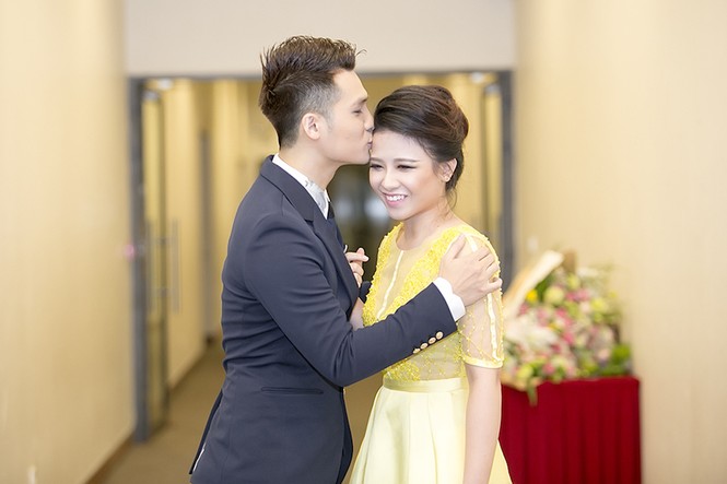 Dương Hoàng Yến bối rối khi được bạn trai hôn ở hậu trường - ảnh 4