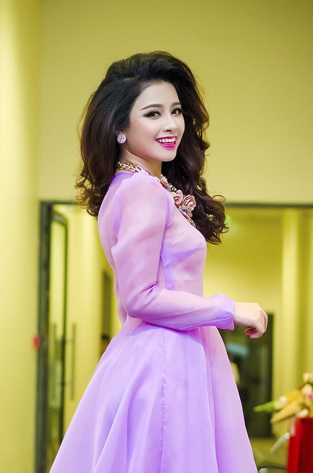 Dương Hoàng Yến bối rối khi được bạn trai hôn ở hậu trường - ảnh 6