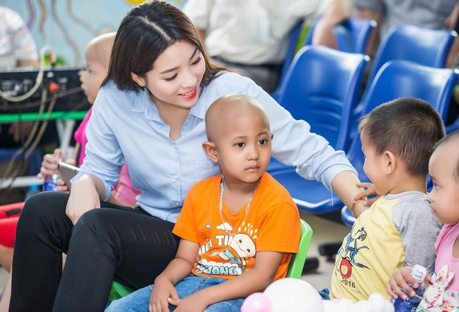 Bản tin Hoa hậu: Kỳ Duyên vui trung thu với các bệnh nhi ung thư - ảnh 3