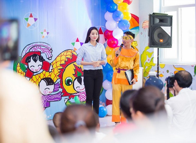 Bản tin Hoa hậu: Kỳ Duyên vui trung thu với các bệnh nhi ung thư - ảnh 2