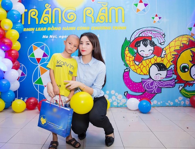 Bản tin Hoa hậu: Kỳ Duyên vui trung thu với các bệnh nhi ung thư - ảnh 1