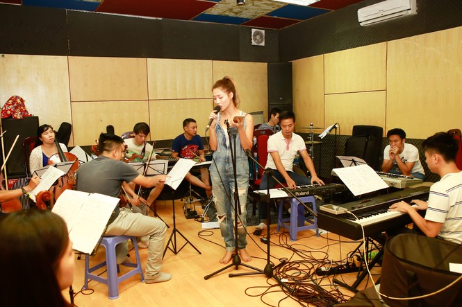 Tuấn Ngọc lãng tử ôm đàn guitar tập hát cùng em gái - ảnh 9